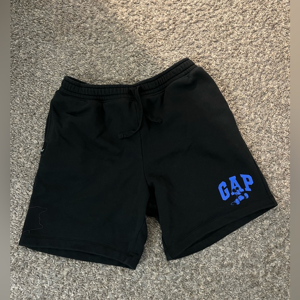 Gap x men’s Disney shorts & shirt